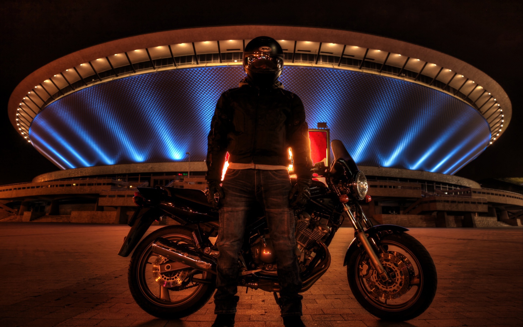 Мотоциклист на фоне стадиона в Катовице