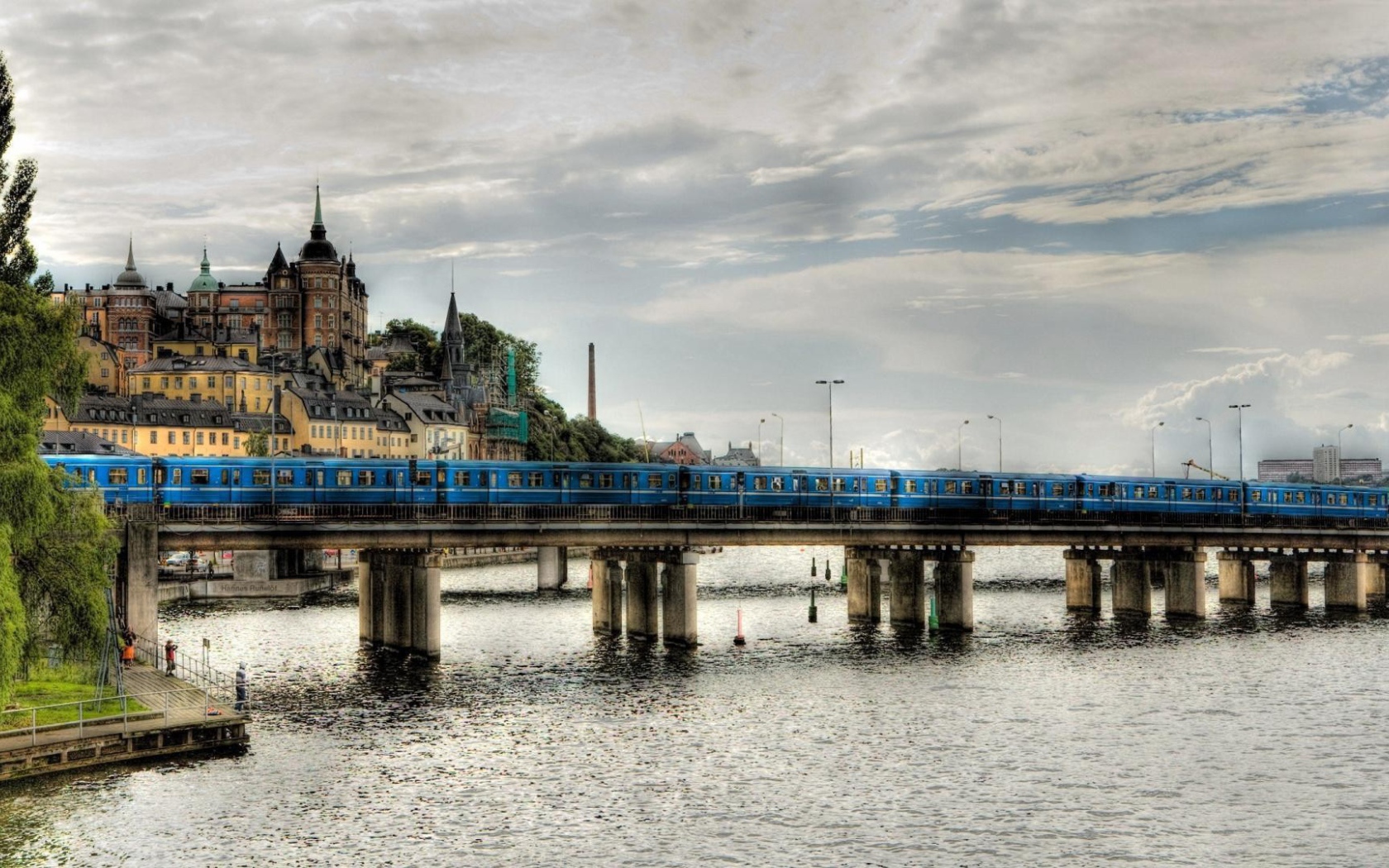 Поезд на мосту, Швеция