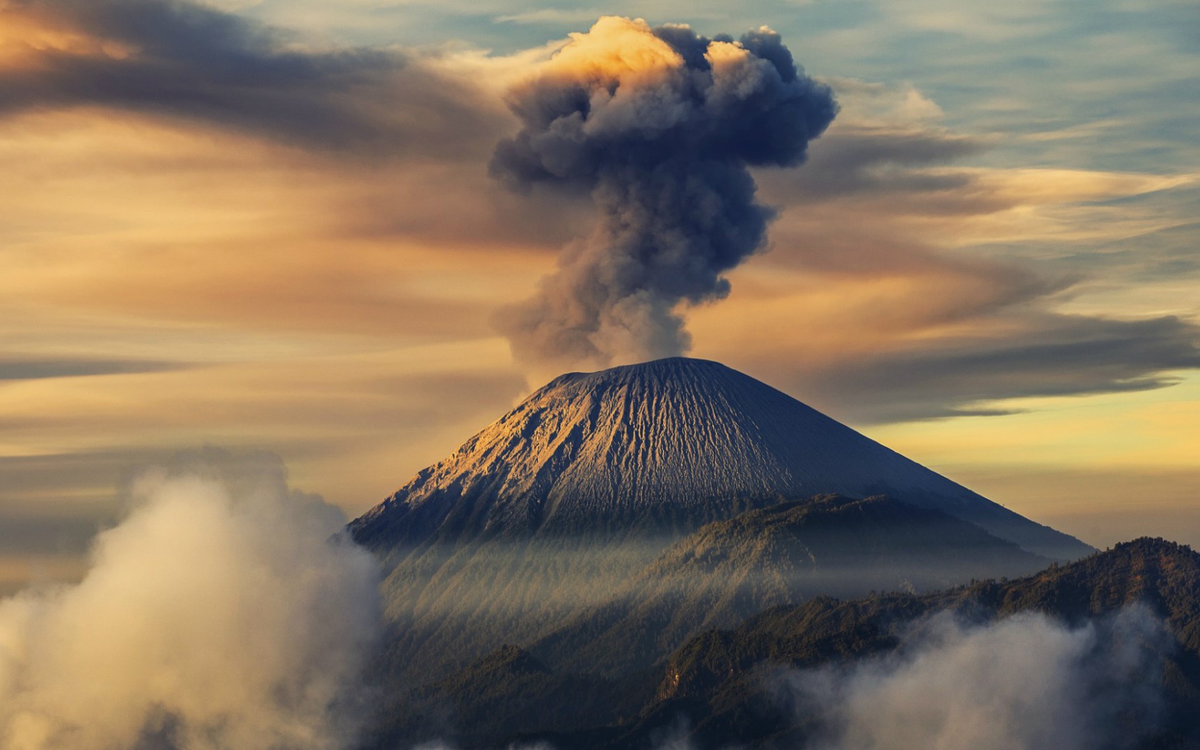 Семеру - самый высокий вулкан на острове Ява в Индонезии