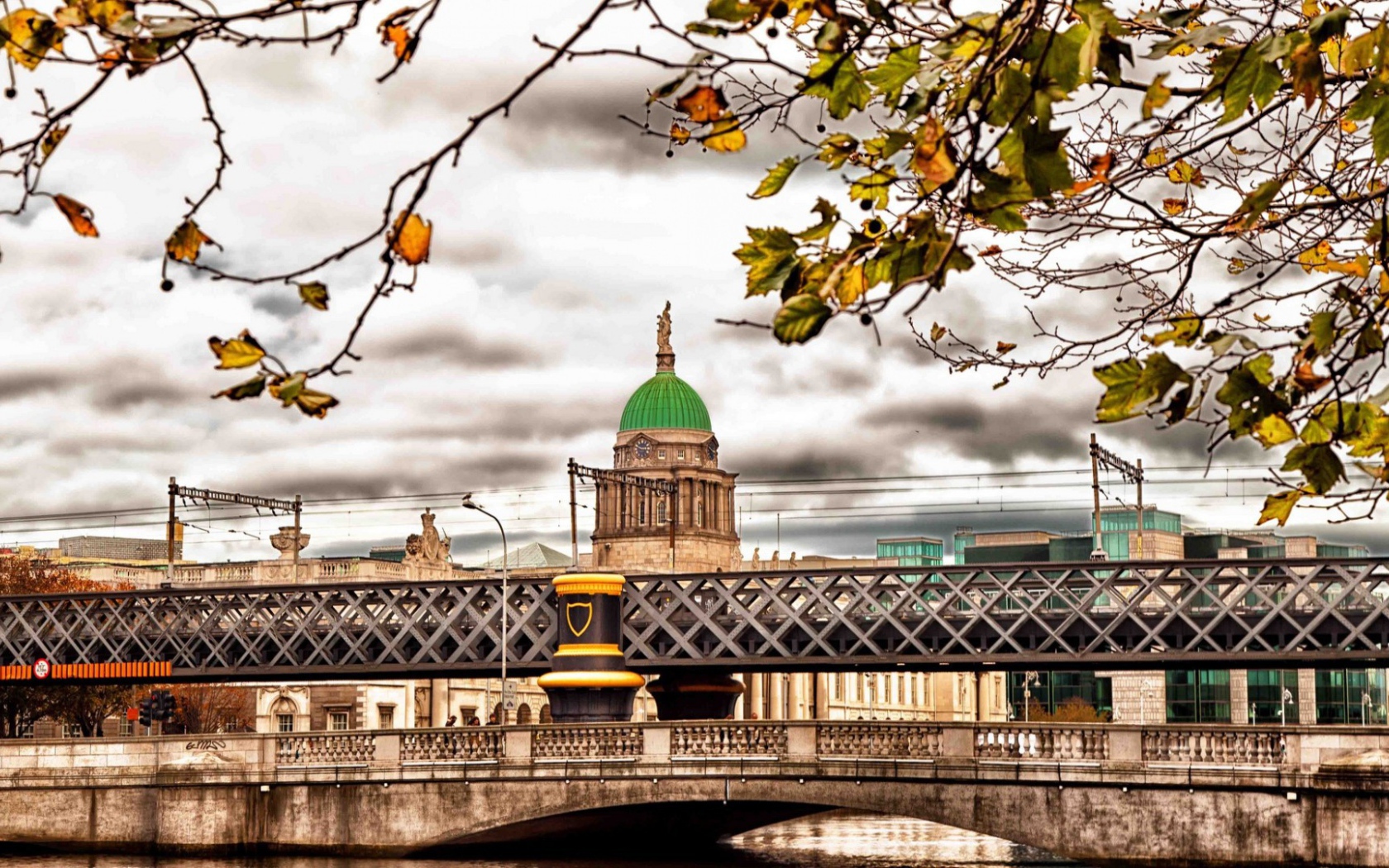 Мост на фоне храма, HDR фото