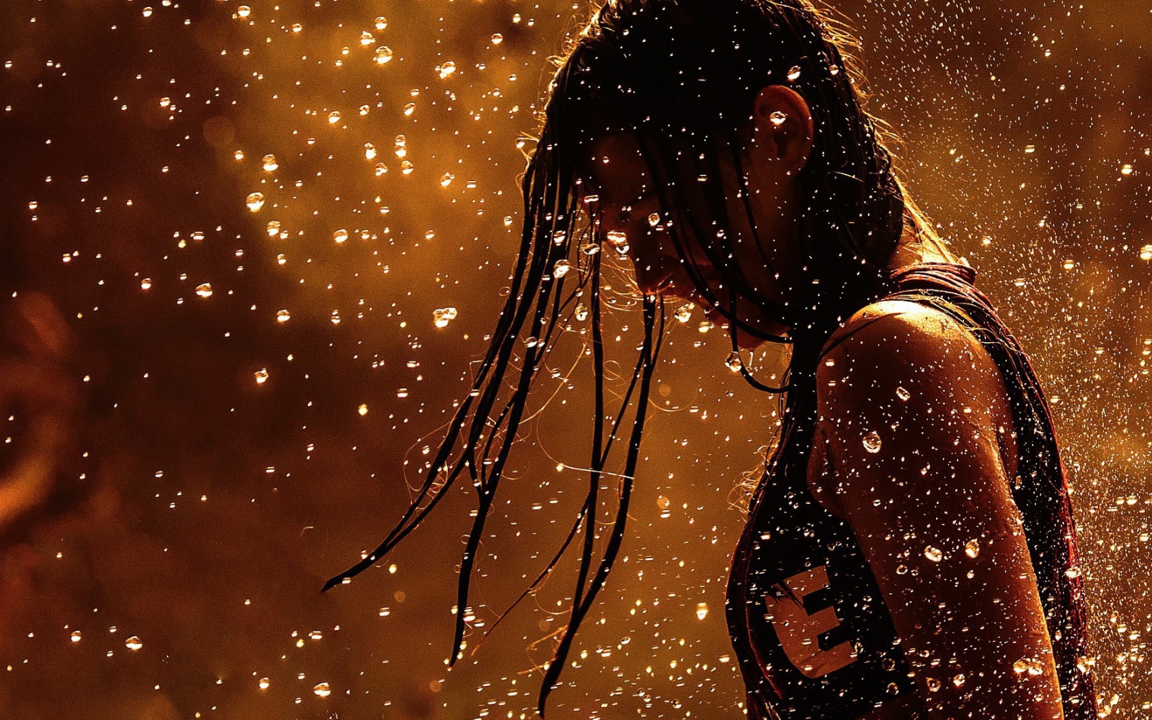 Девушка спортсменка среди капель дождя