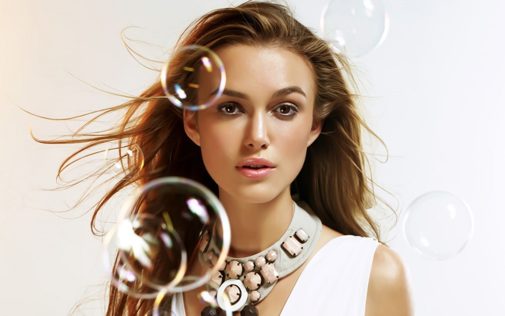 Кира Найтли среди мыльных пузырей