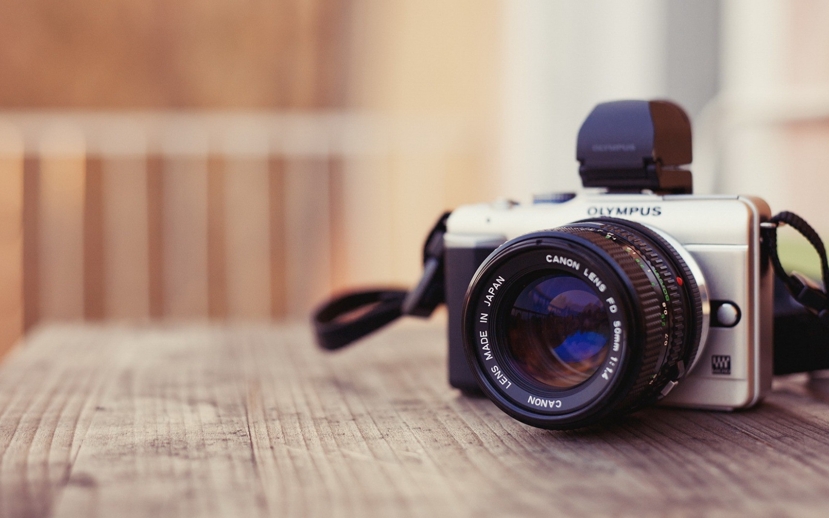 Фотоаппарат Олимпус на столе