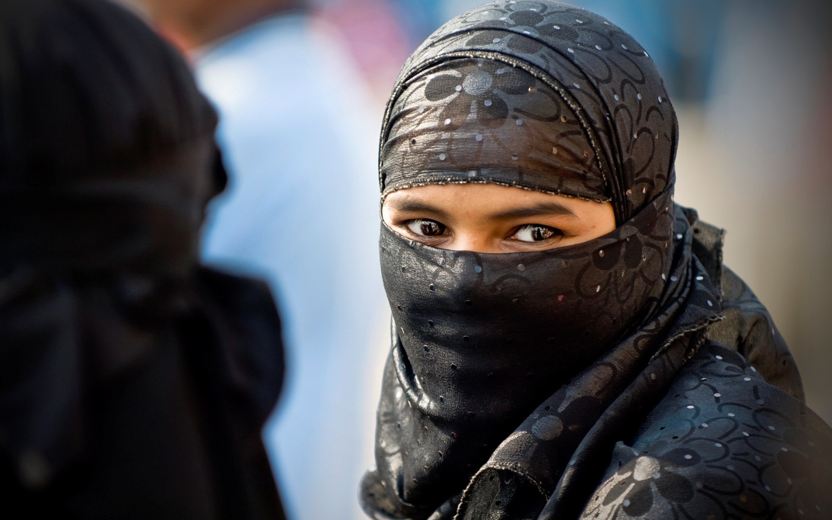 Восточная девушка в платке