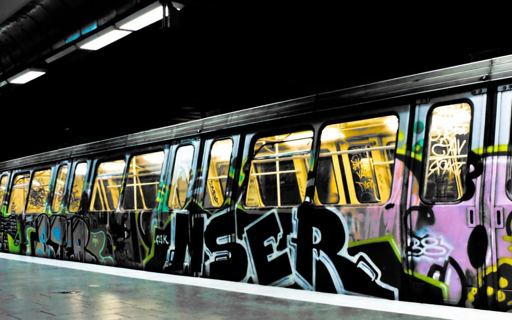 Поезд метро раскрашен граффити