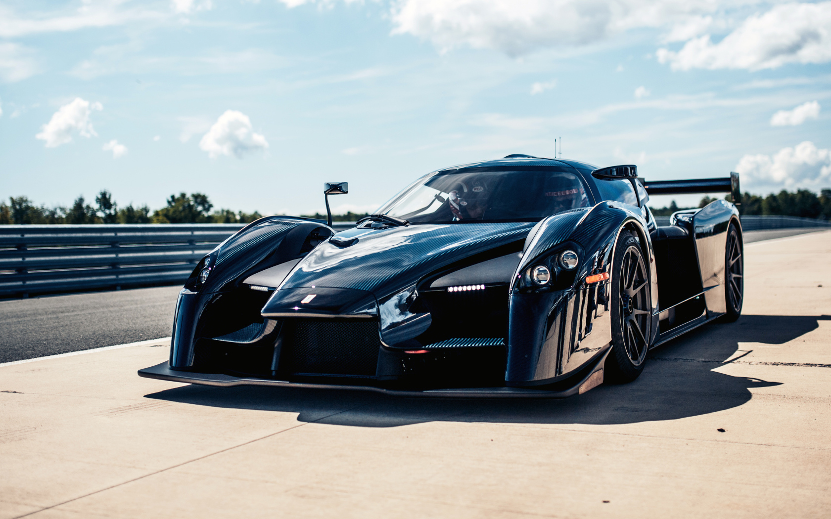 Черный быстрый спортивный автомобиль SCG 003CS на фоне голубого неба