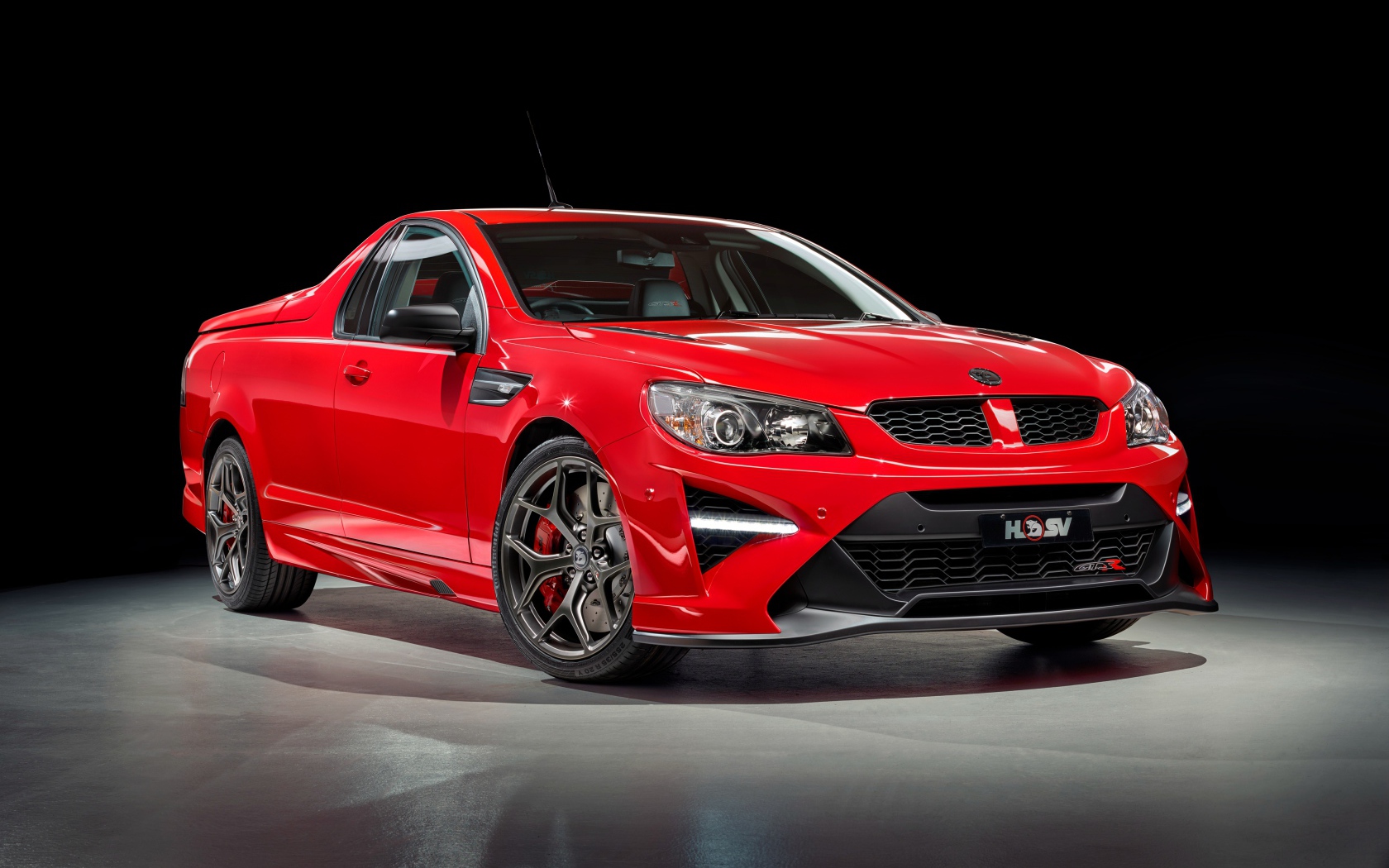Красный автомобиль Holden GTSR Maloo, 2017 