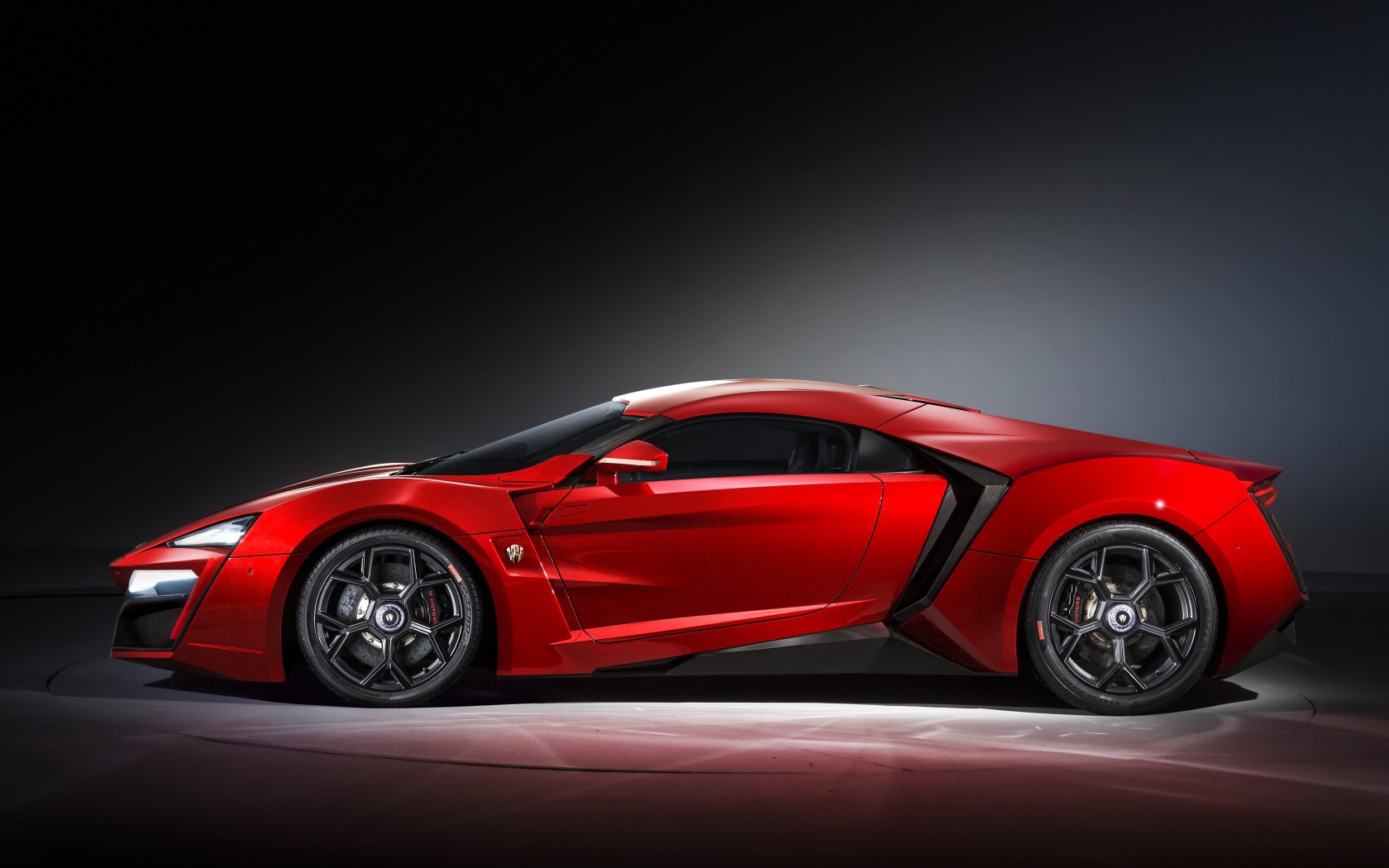 Красный спортивный автомобиль Lykan Hypersport 
