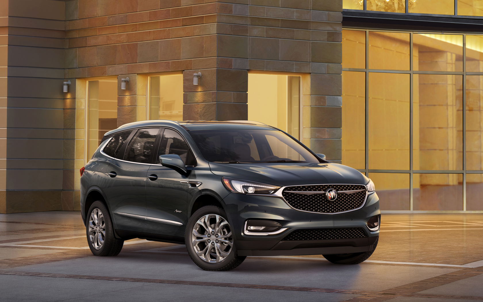 Серебристый автомобиль Buick Enclave, 2017 