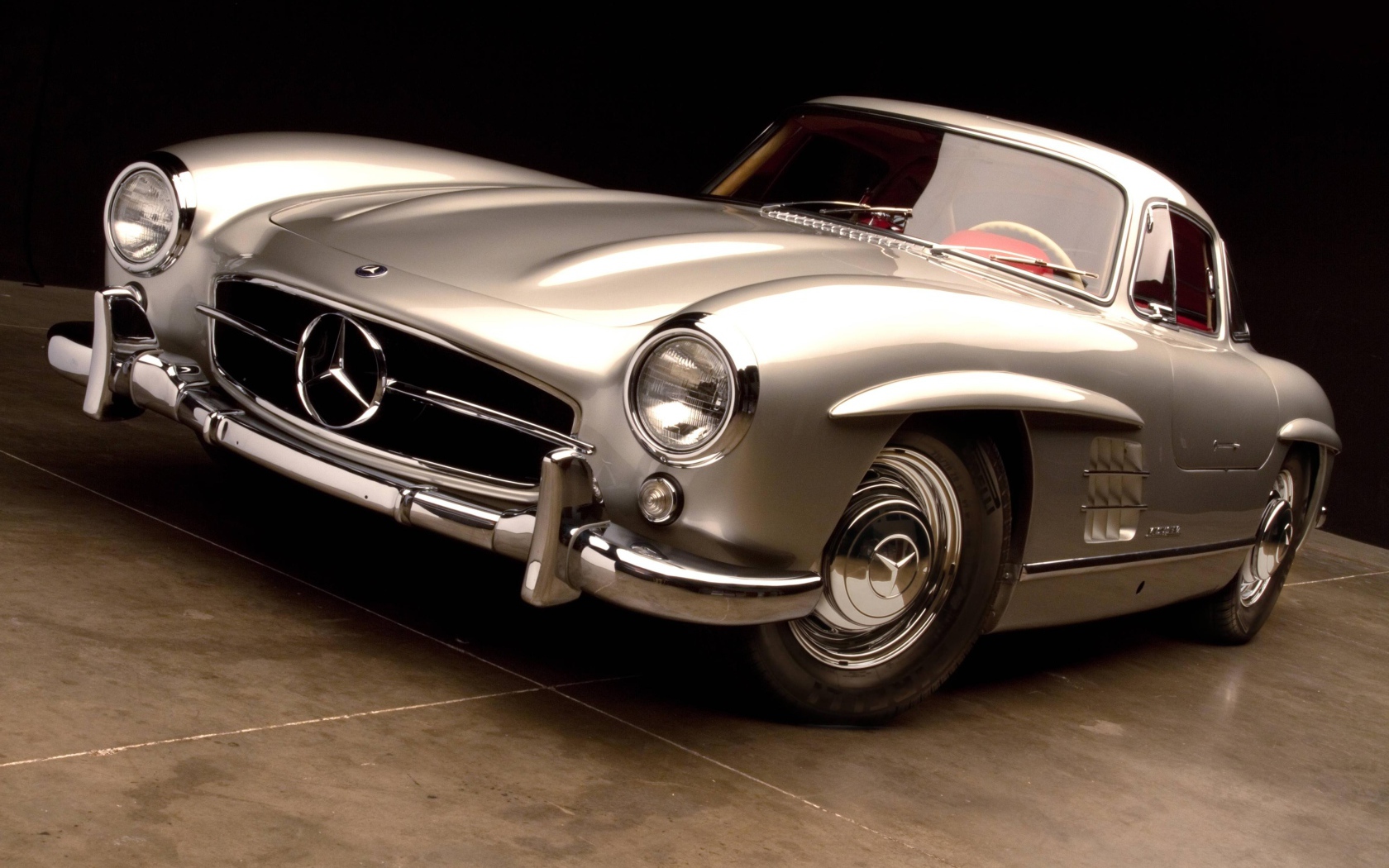 Серебристый ретро автомобиль Mercedes Benz 300 SL
