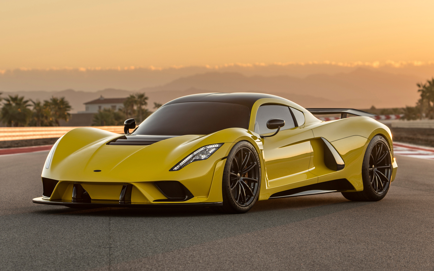 Желтый спортивный автомобиль Hennessey Venom F5, 2019