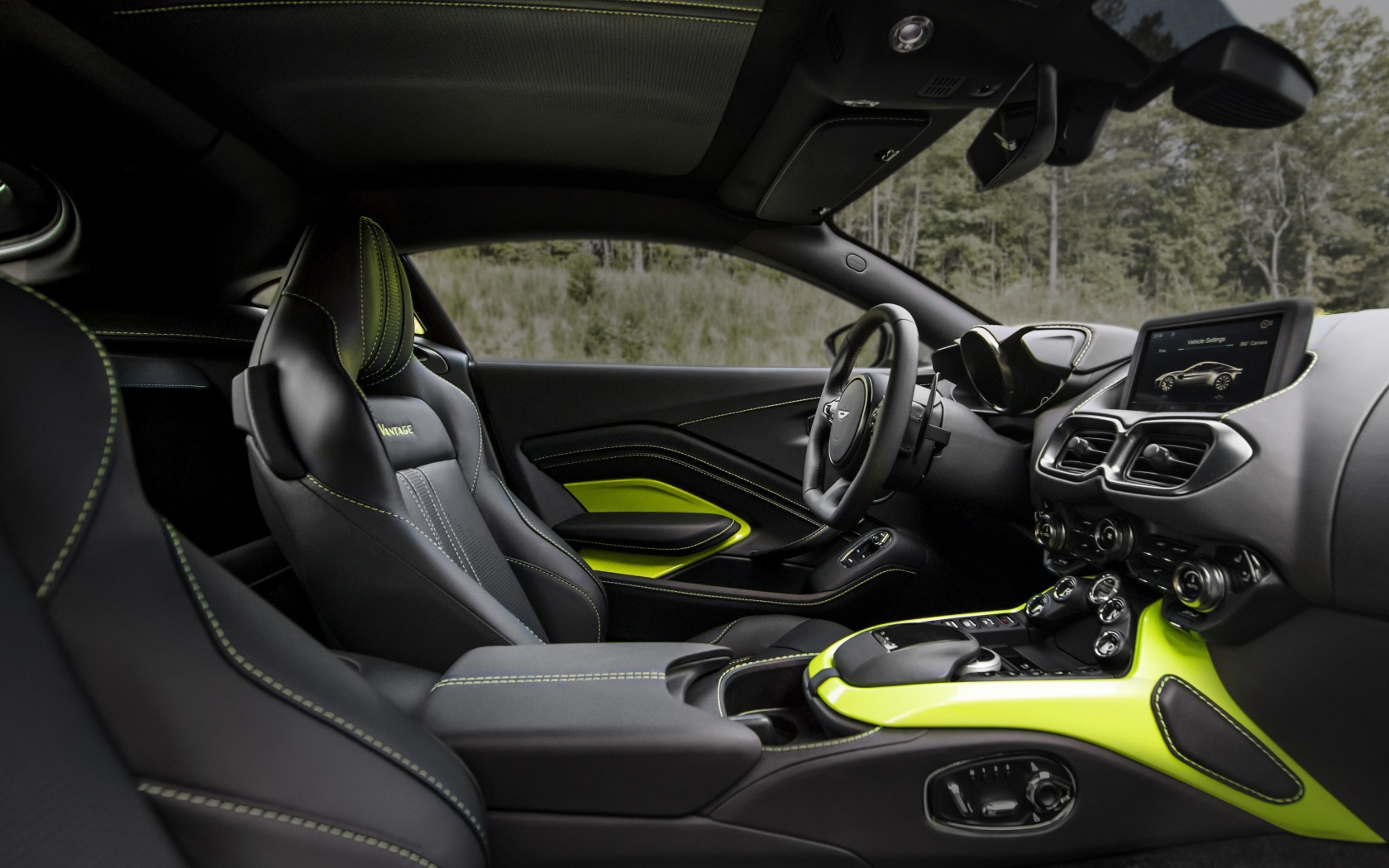 Черный кожаный салон автомобиля Aston Martin Vantage, 2018