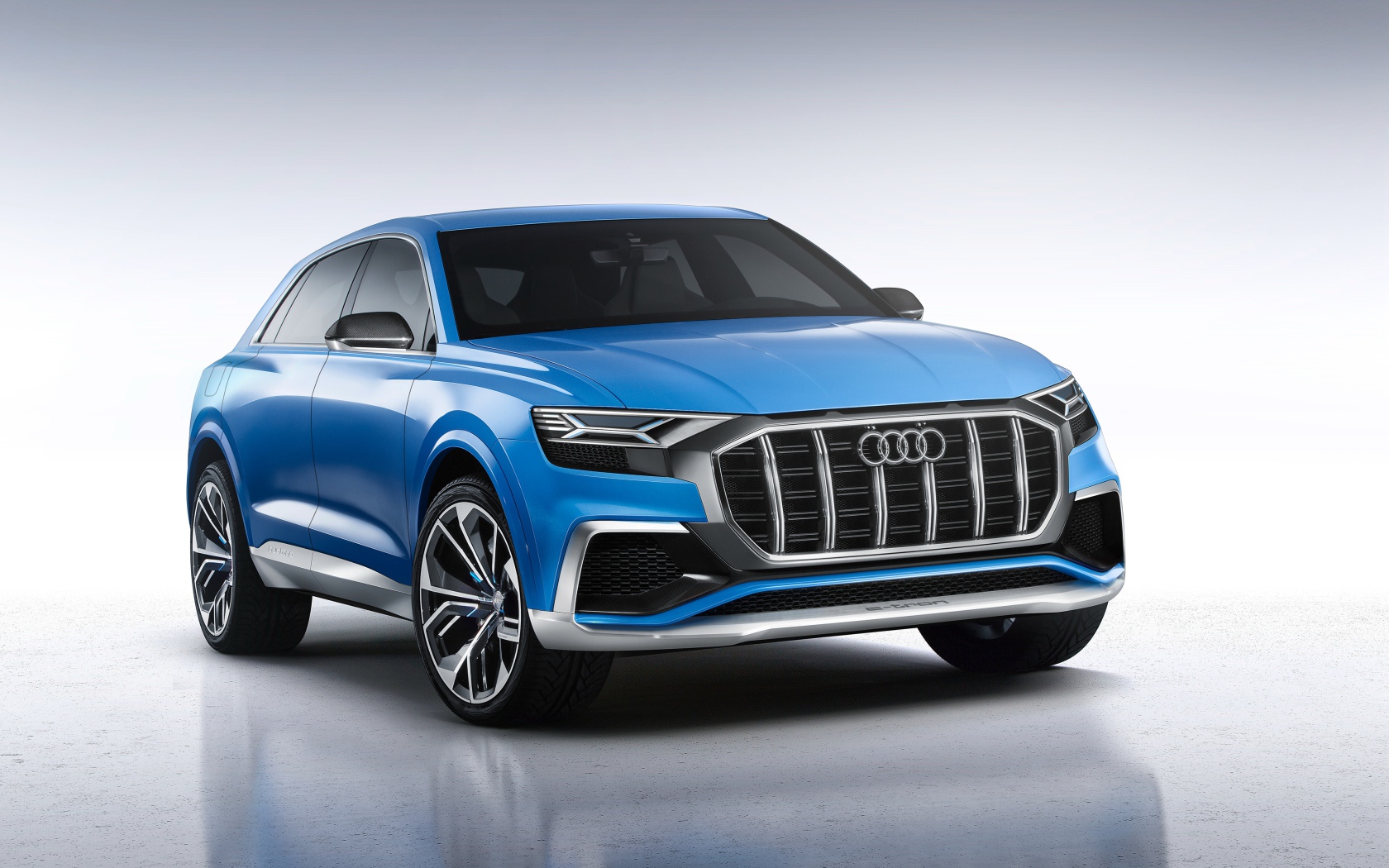 Синий кроссовер  Audi Q8 2018 