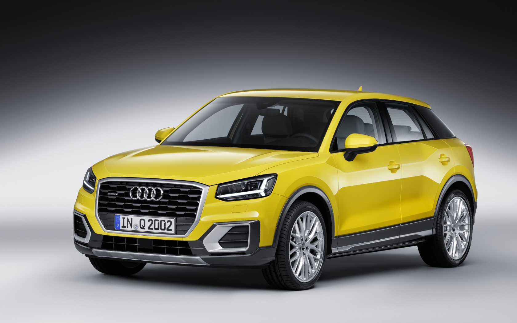Яркий желтый автомобиль  Audi Q2, 2017 