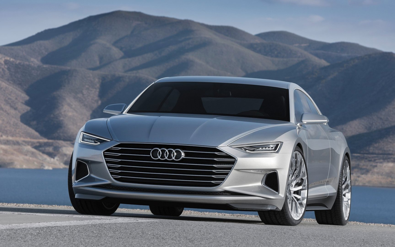 Серебристый автомобиль Audi Q5 2017 