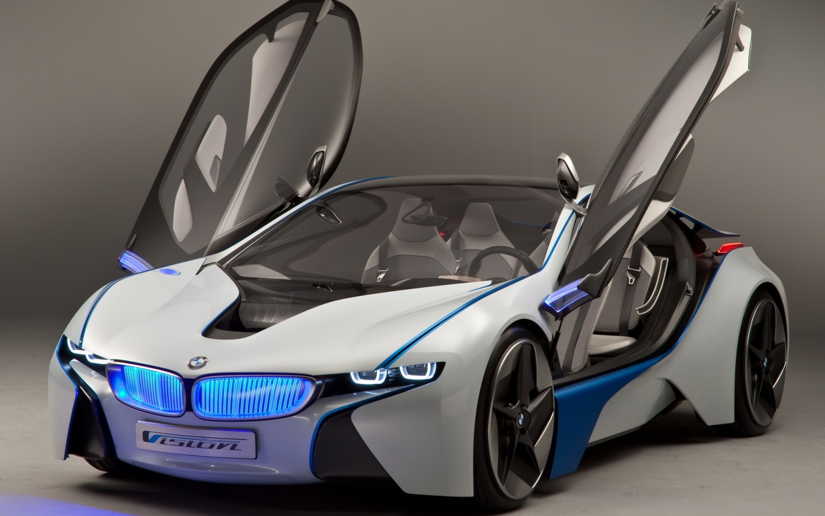 Спорткар BMW i8 с открытыми дверями 