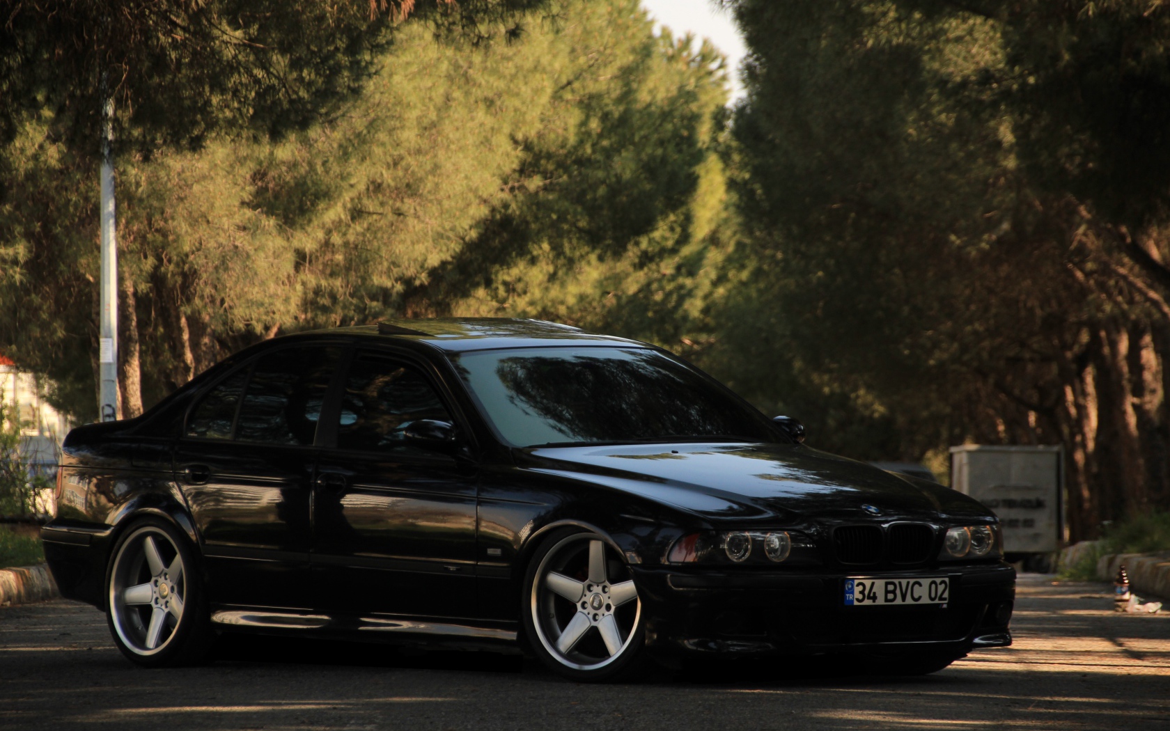 Черный автомобиль BMW M5 E39 