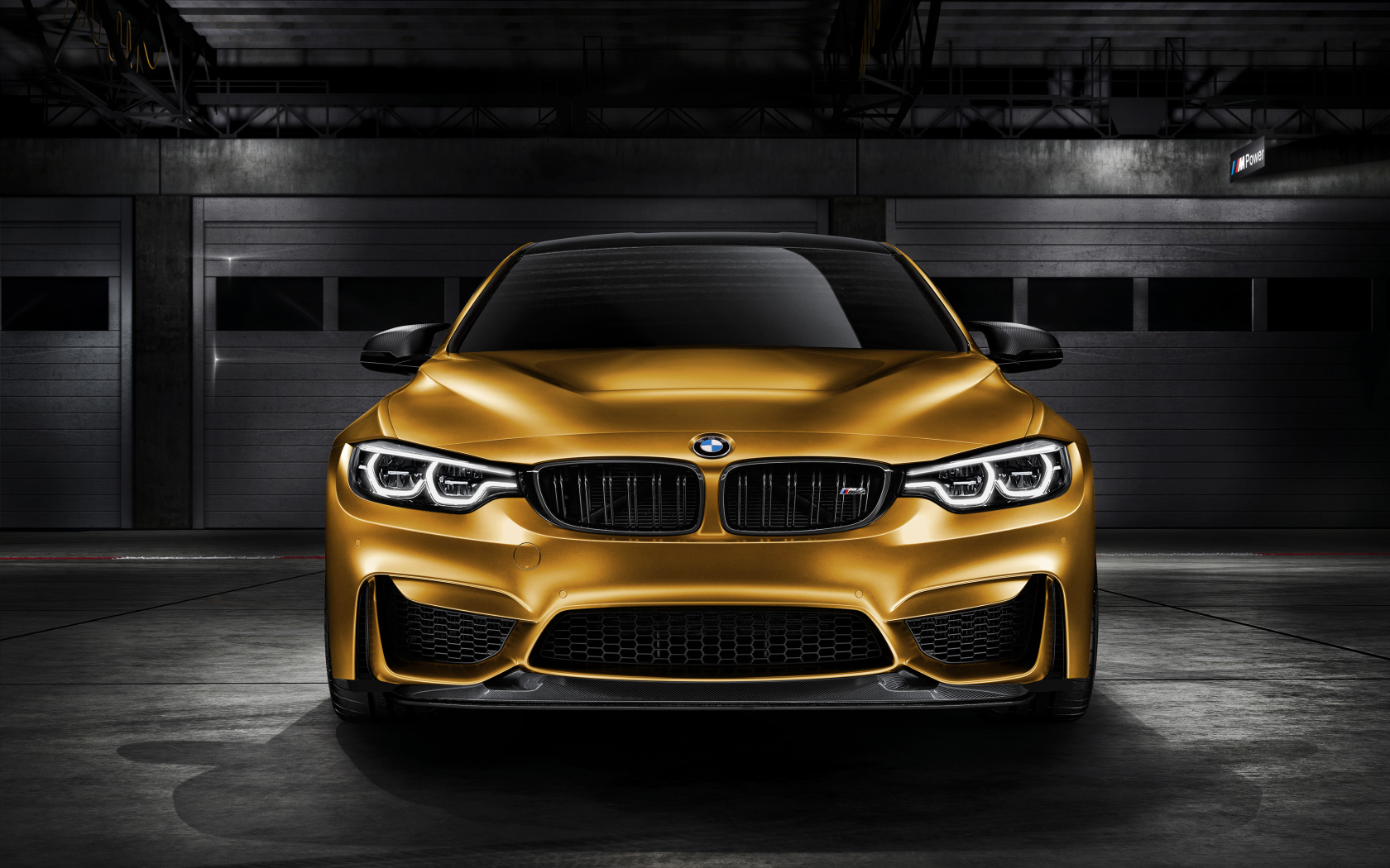 Автомобиль  BMW M4 GTS, 2018 вид спереди
