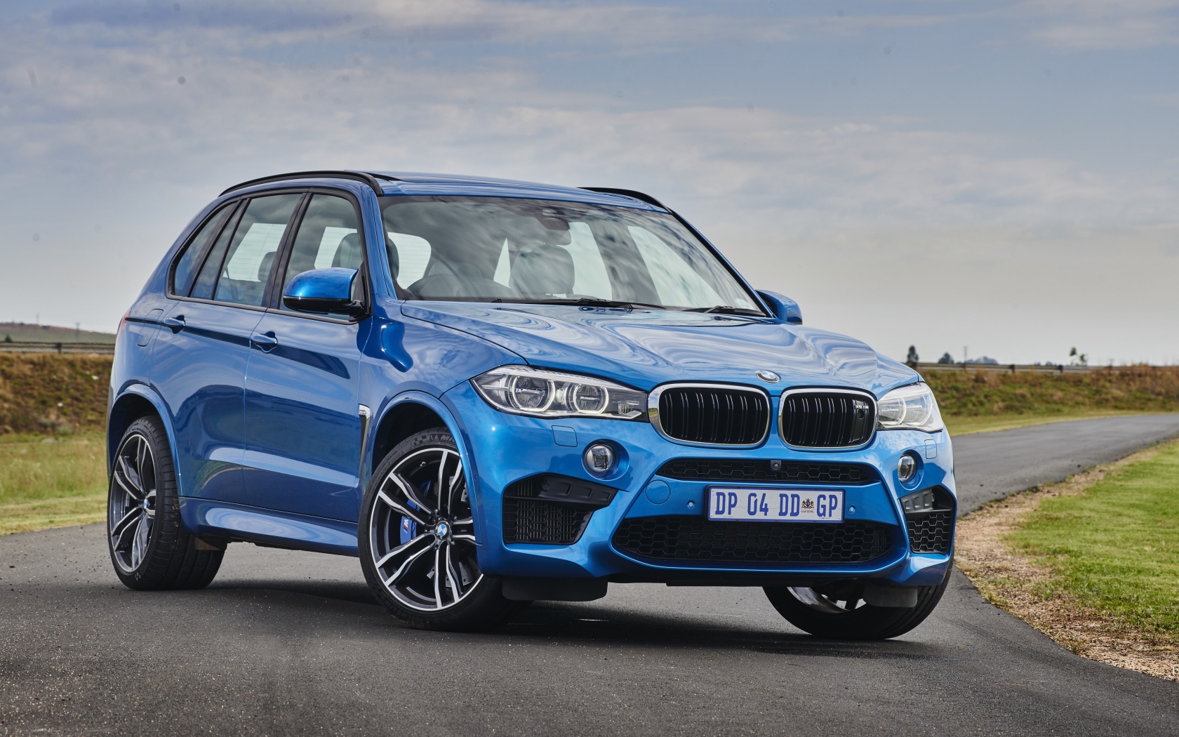 Синий кроссовер BMW F85 на дороге