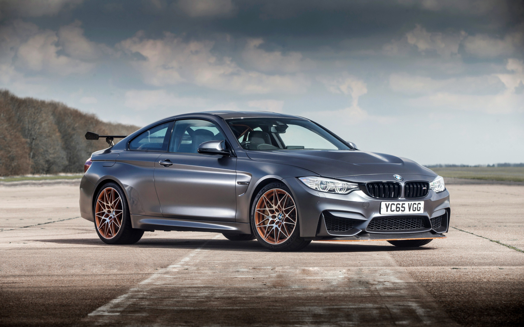 Серебристый стильный автомобиль BMW M4