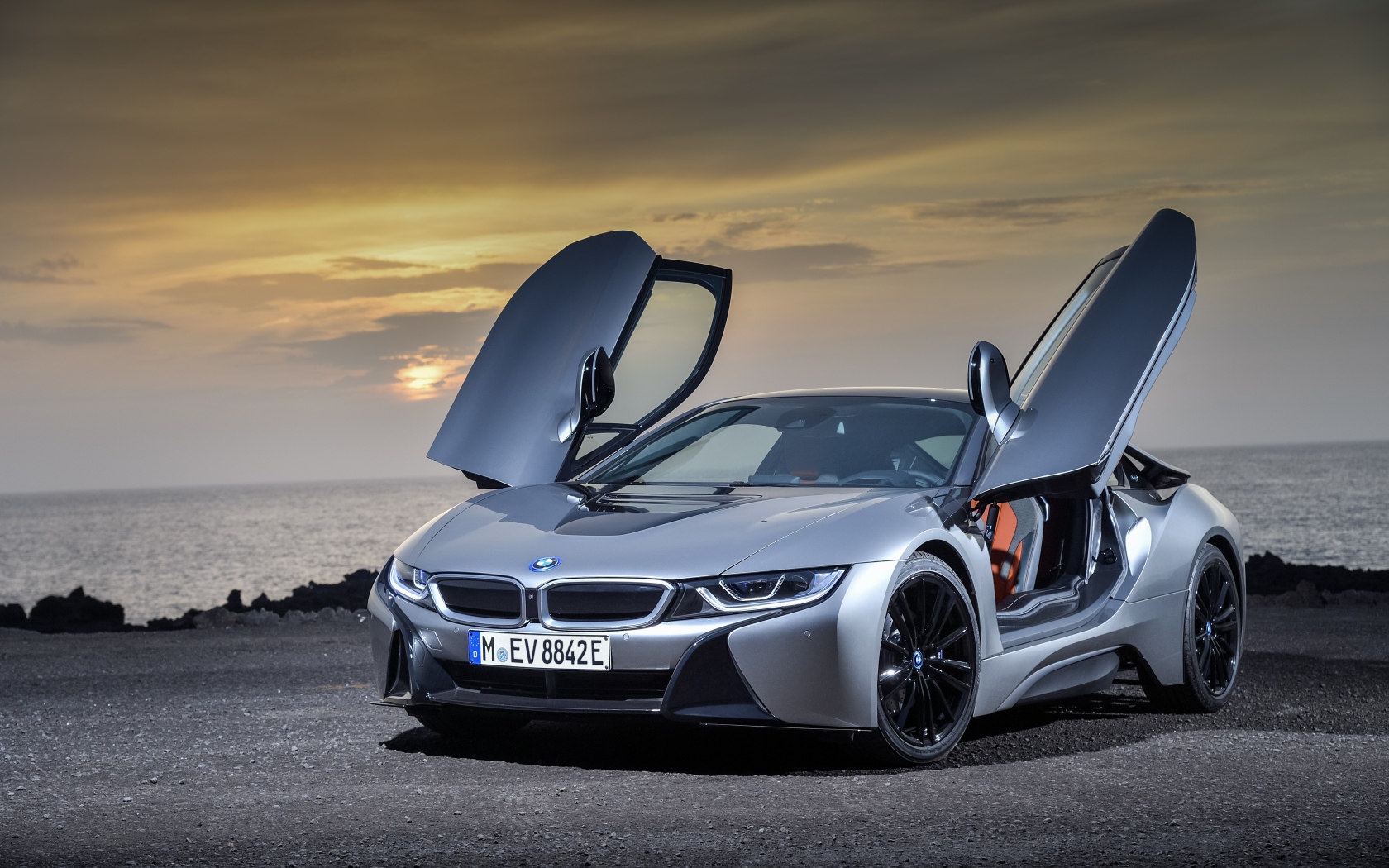 Стильный автомобиль  BMW i8 Roadster, 2018 с открытыми дверями