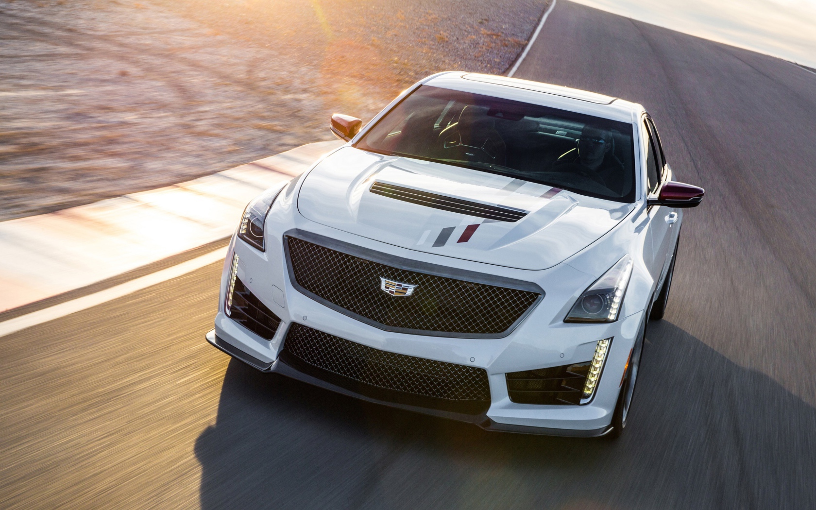 Белый автомобиль Cadillac CTS V, 2018