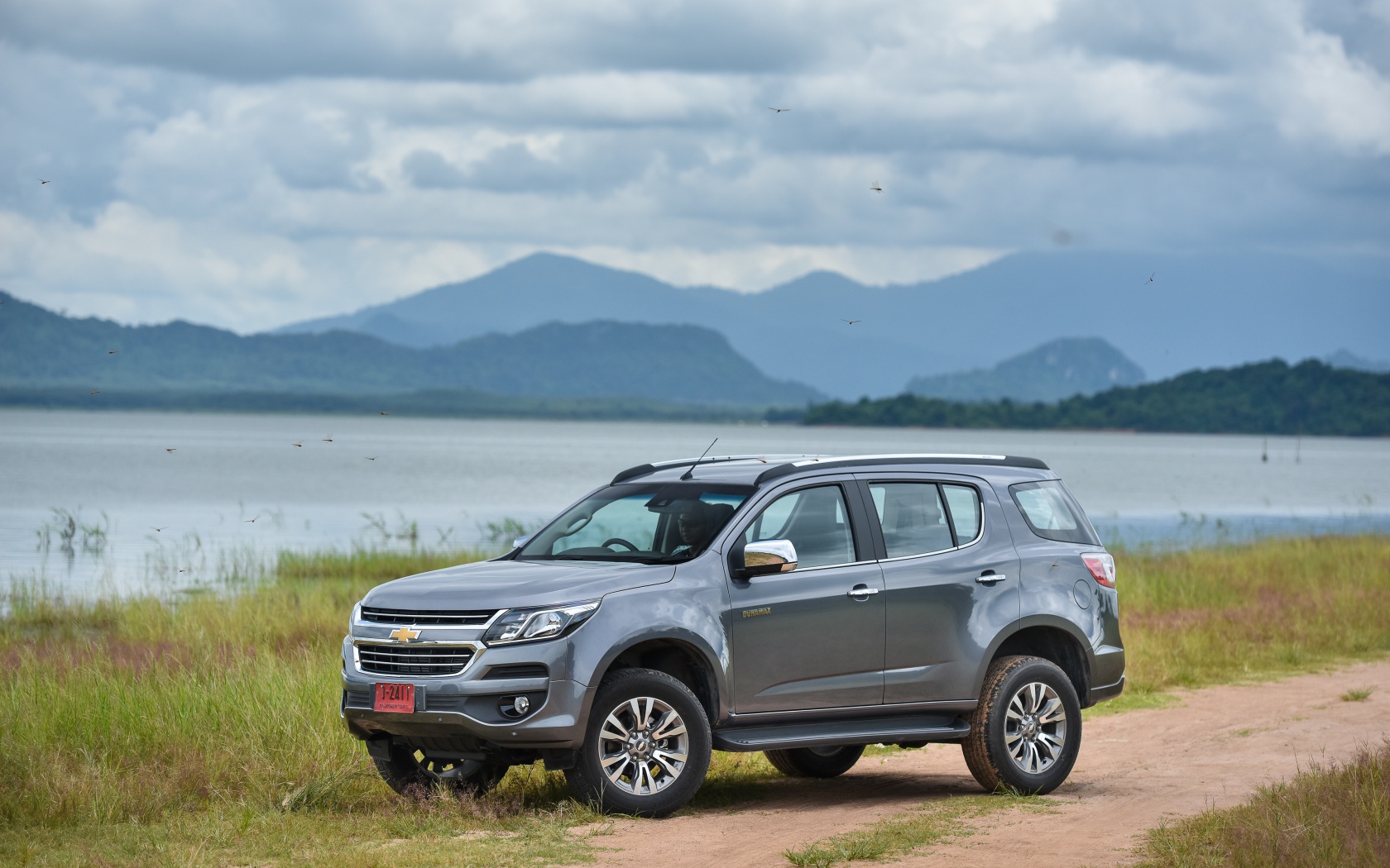 Серый автомобиль Chevrolet TrailBlazer, 2017 на фоне гор 