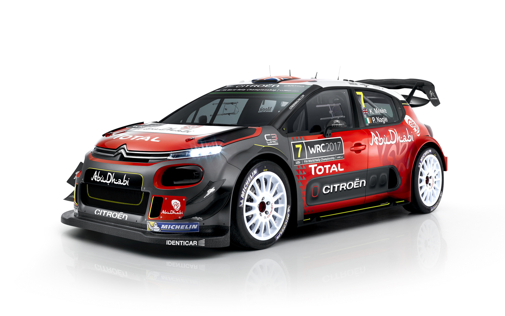 Тюнингованный Citroen C3 WRC, 2017 года на белом фоне  