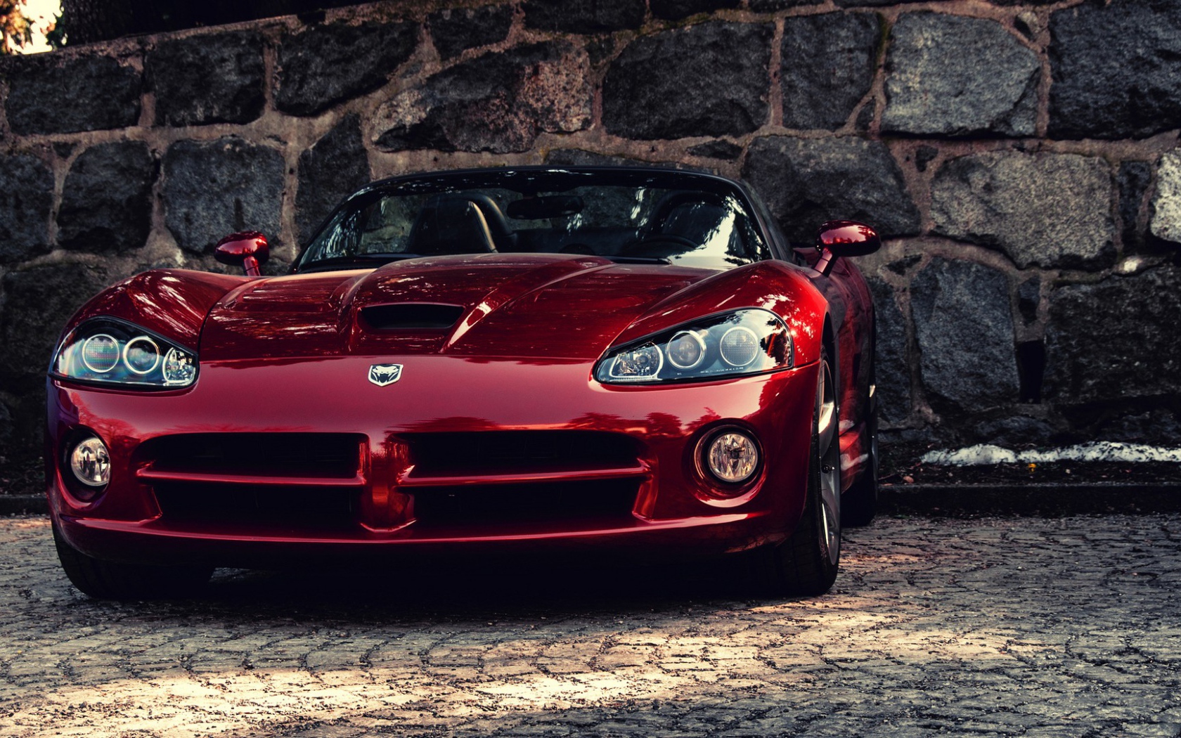 Красный спортивный автомобиль Dodge Viper