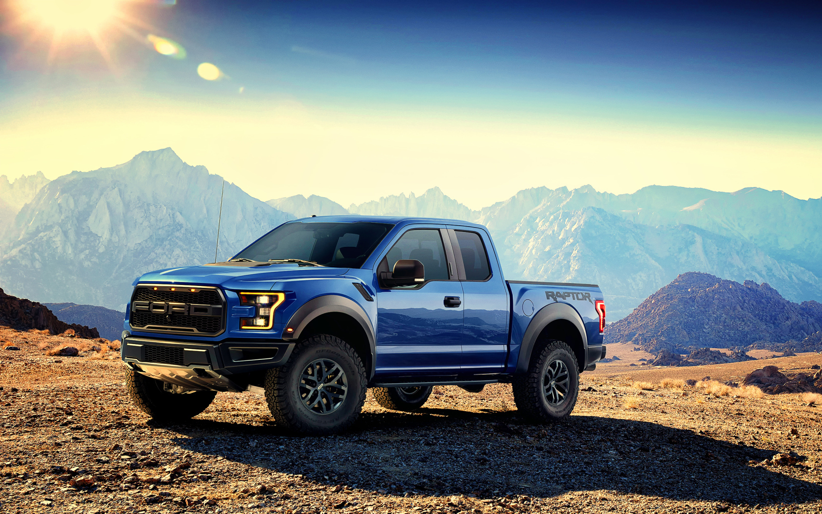 Синий пикап  Ford F-150 Raptor, 2017 на фоне гор 