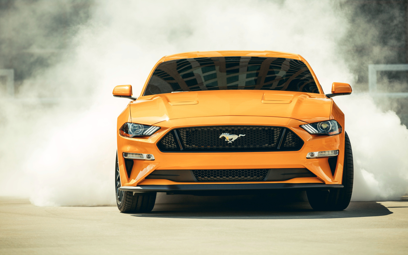 Оранжевый автомобиль Ford Mustang, 2018 вид спереди