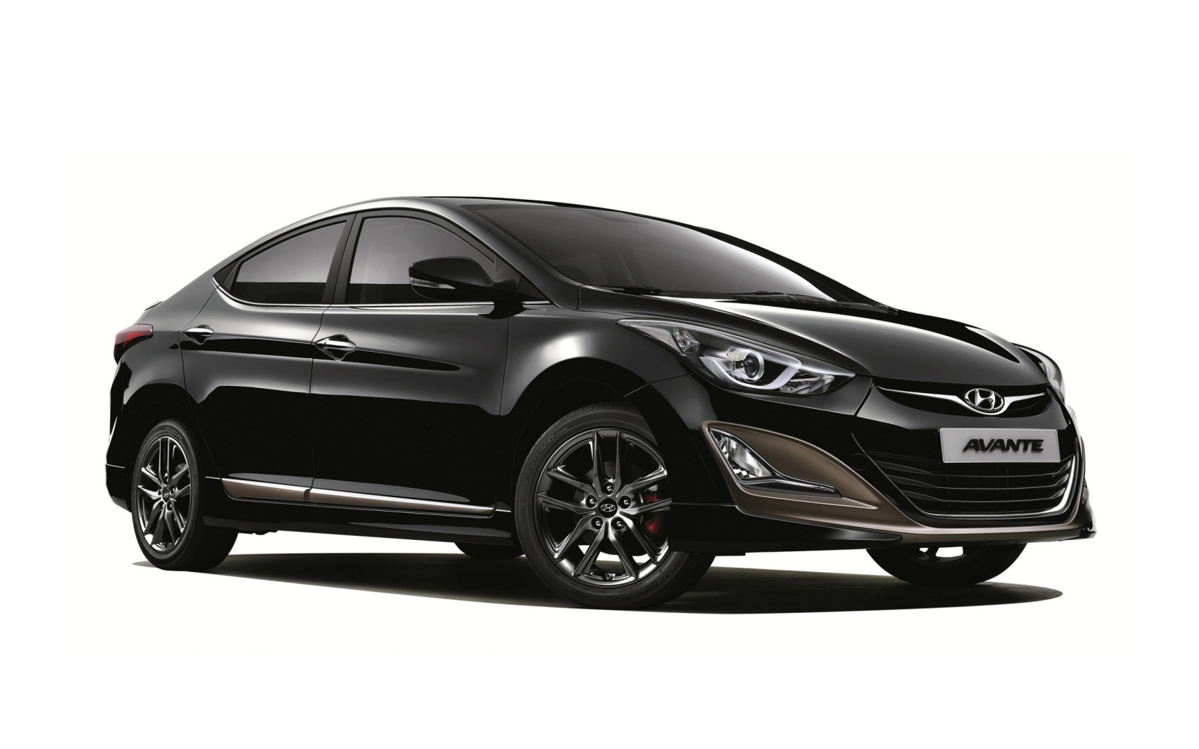 Черный автомобиль Hyundai Elantra на белом фоне