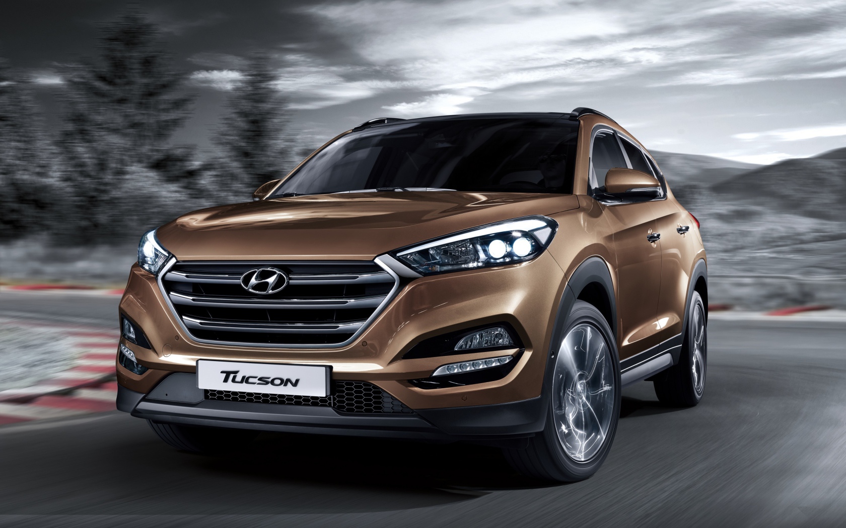 Автомобиль Hyundai Tucson коричневого цвета 