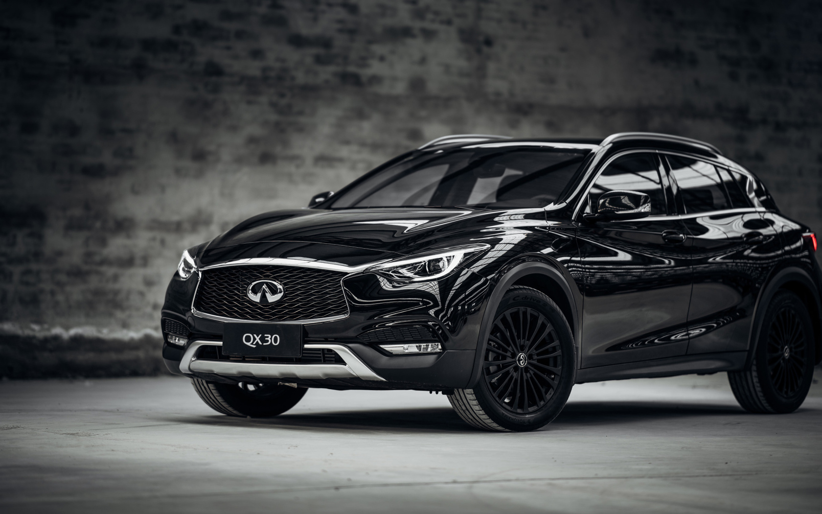 Блестящий черный автомобиль  Infiniti QX30 Night Edition, 2017