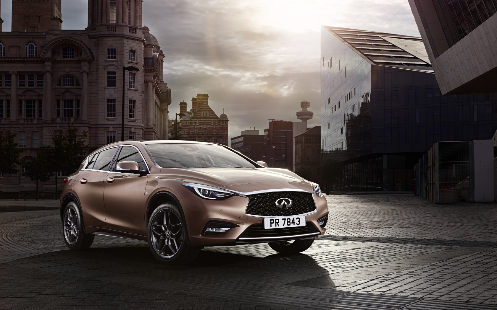 Автомобиль Infiniti Q30 в городе 