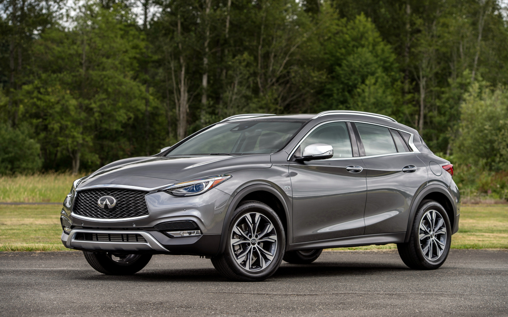 Серебристый автомобиль Infiniti QX30 2.0t AWD, 2017 