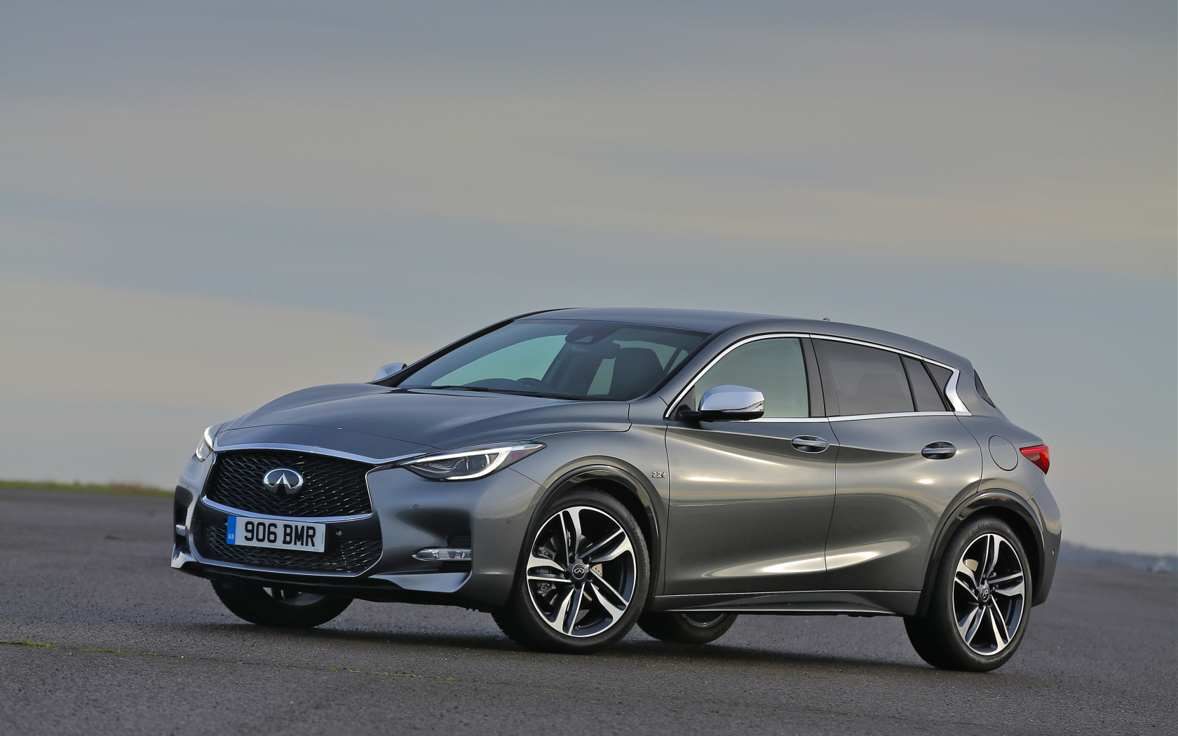 Серебристый автомобиль Infiniti QX30, 2017  
