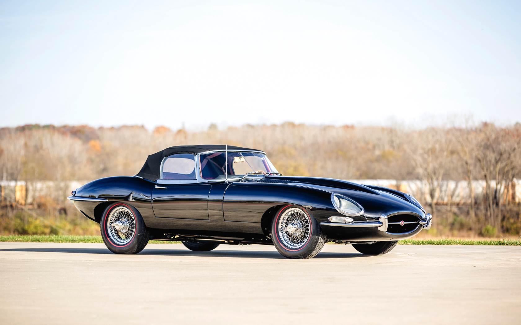 Стильный черный ретро автомобиль Jaguar E-Type 