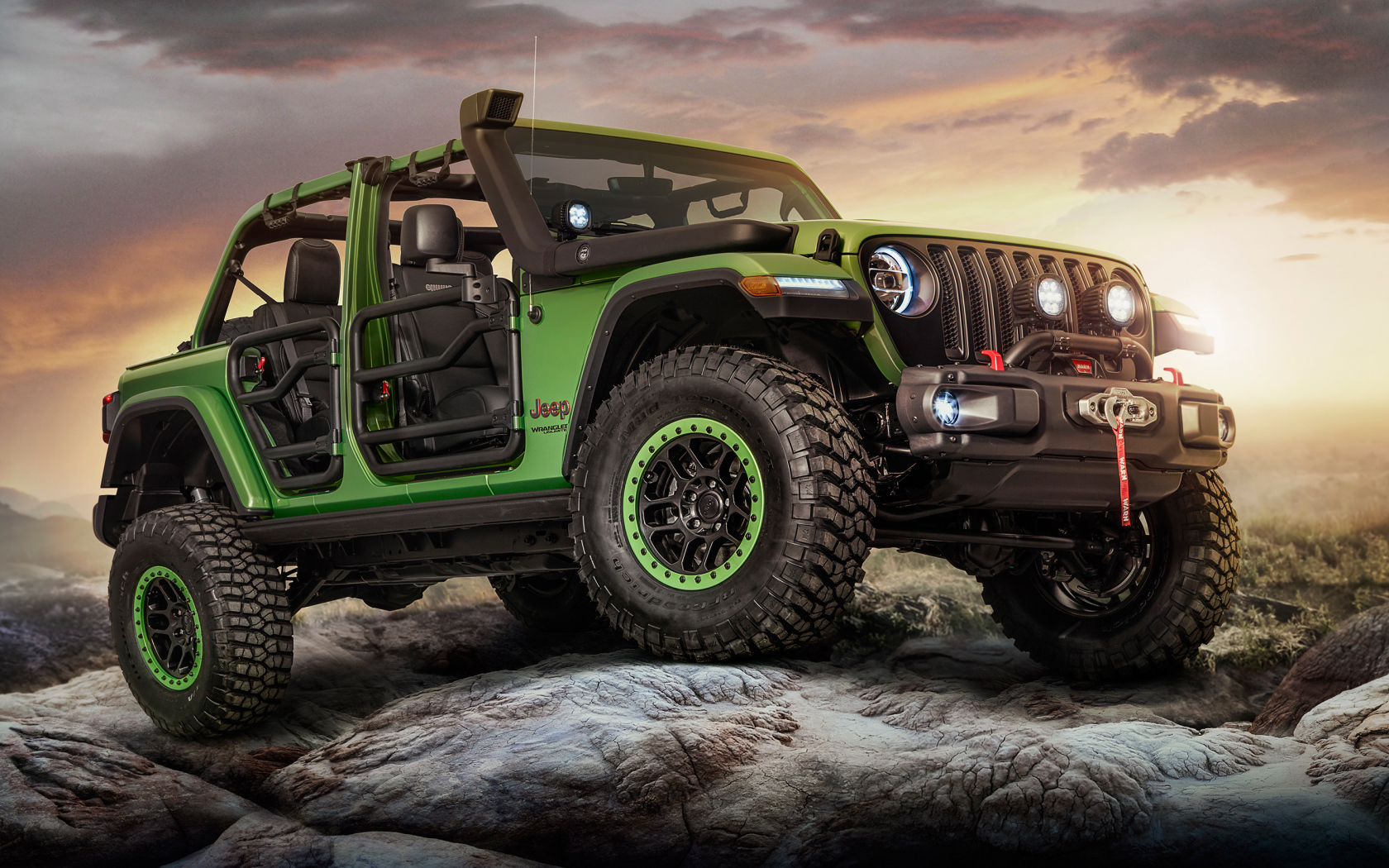Автомобиль Jeep Wrangler Unlimited Rubicon Moparized, 2018 едет по камням