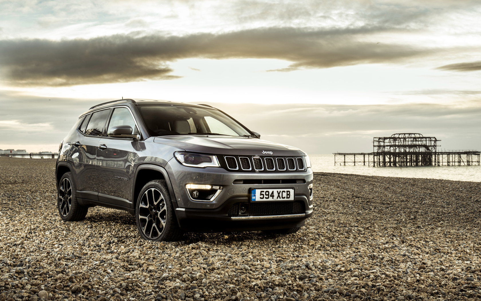 Внедорожник Jeep Compass Limited, 2018 на фоне неба