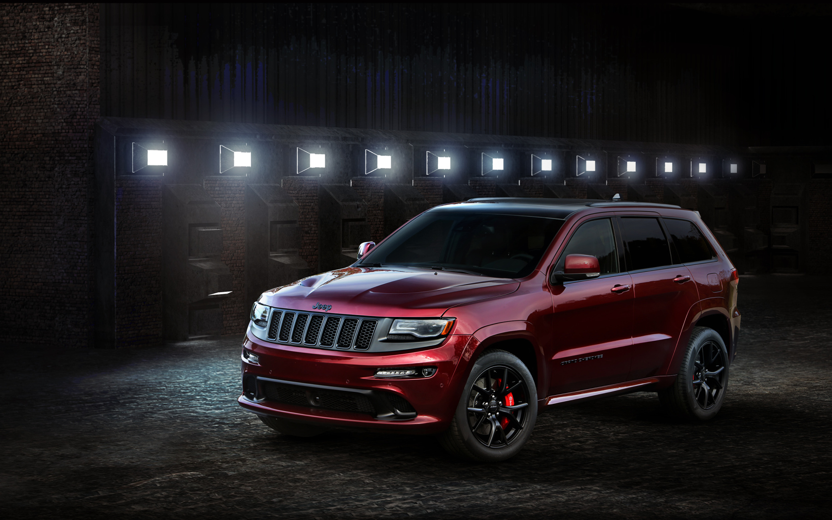 Красный автомобиль Jeep Grand Cherokee