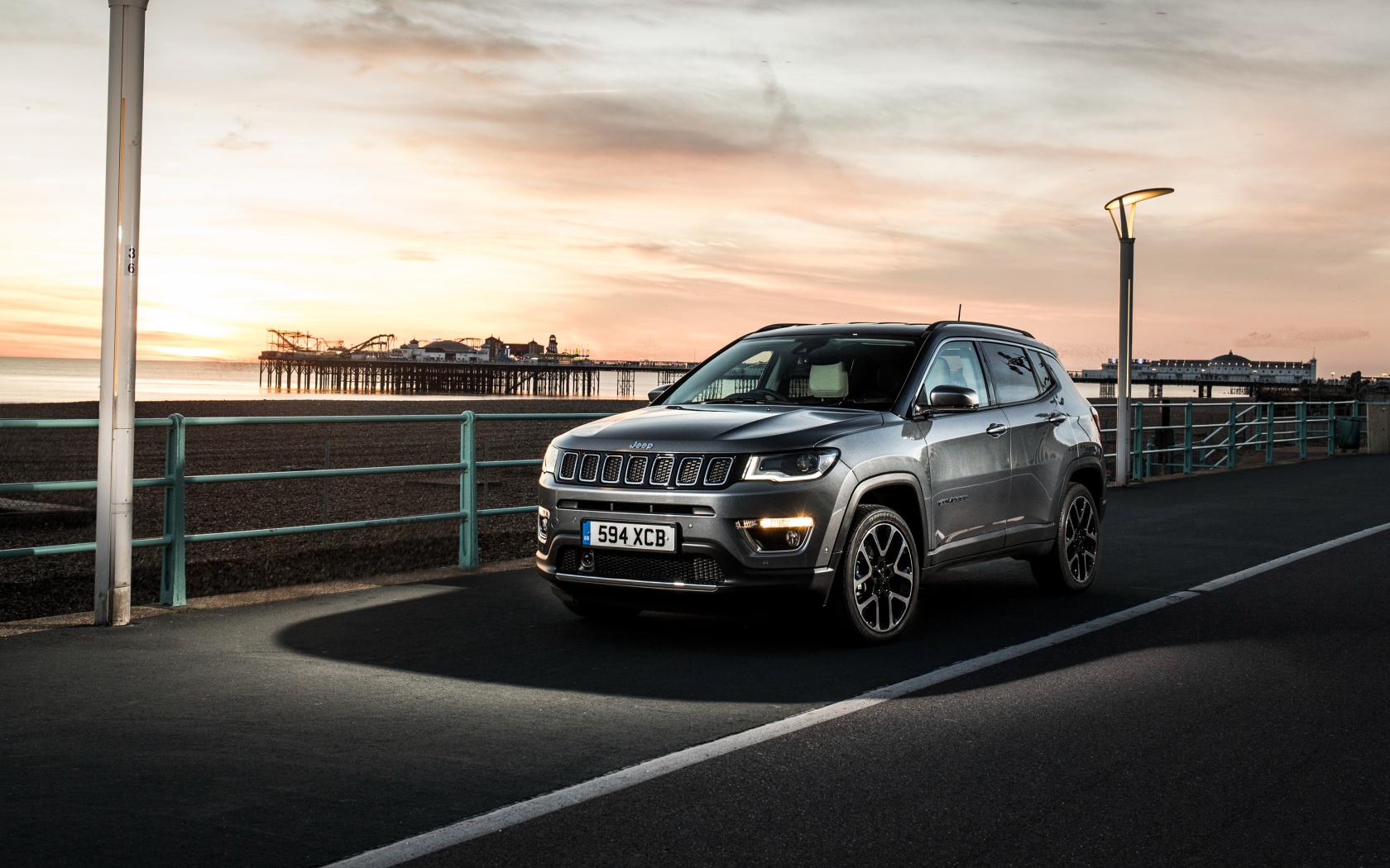 Серебристый внедорожник Jeep Compass Limited, 2018 на фоне горизонта