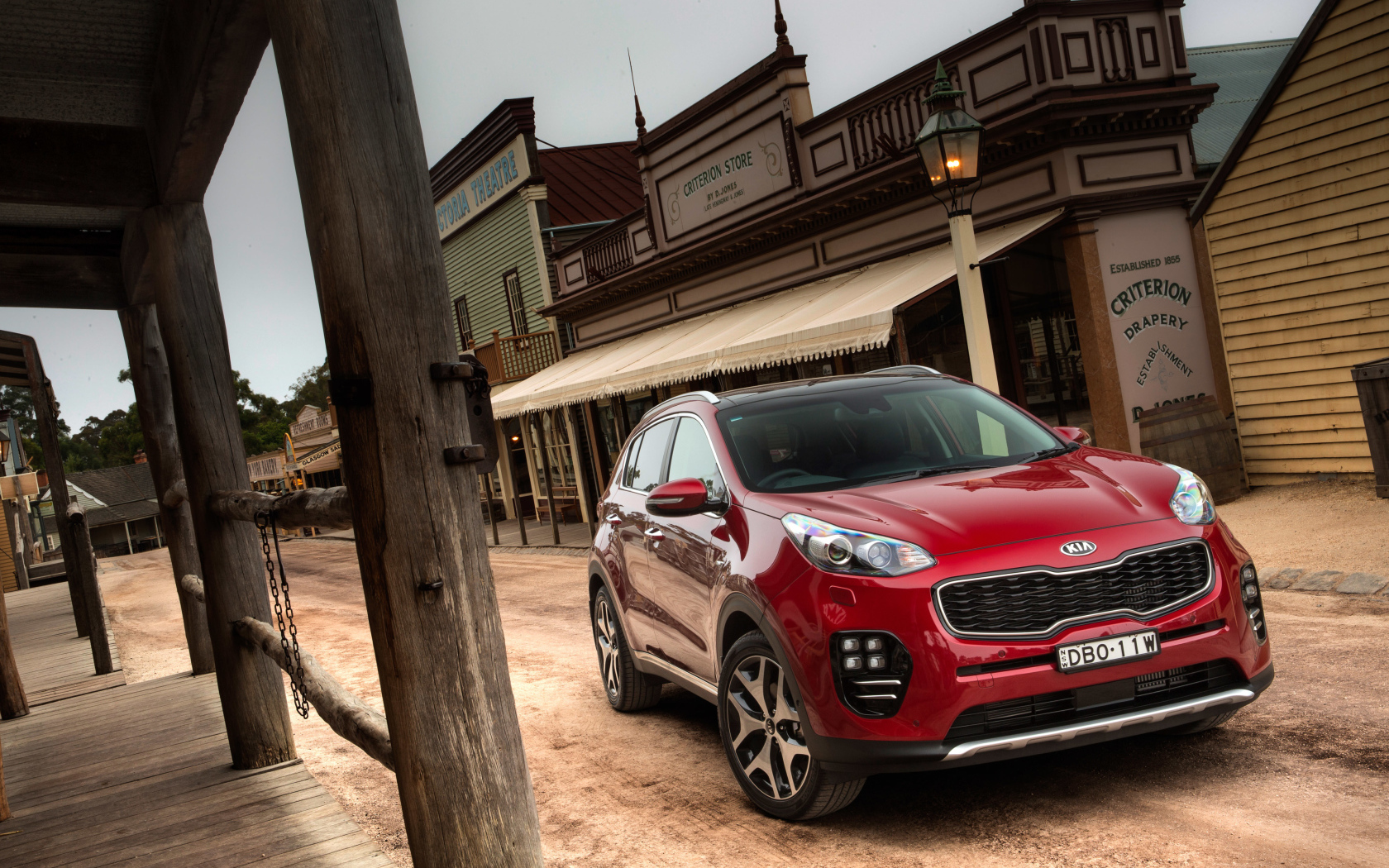 Красный внедорожник  Kia Sportage