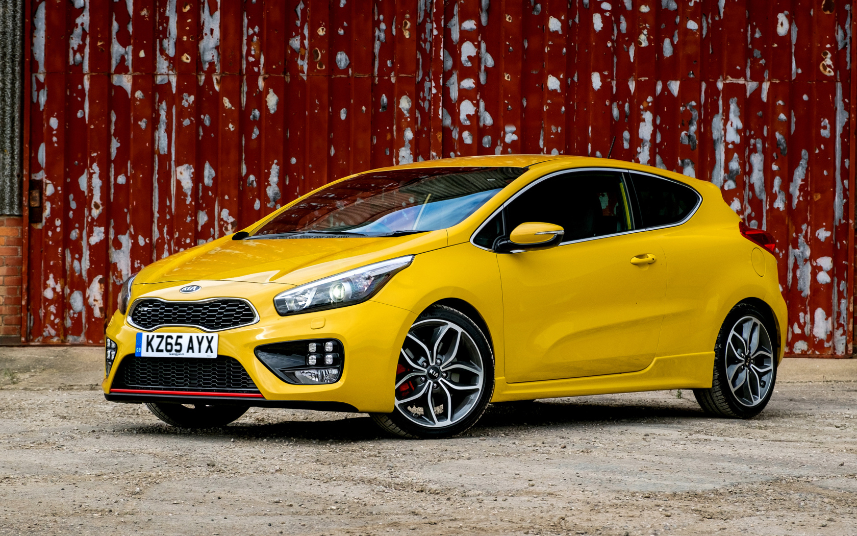 Желтый автомобиль Kia Ceed 