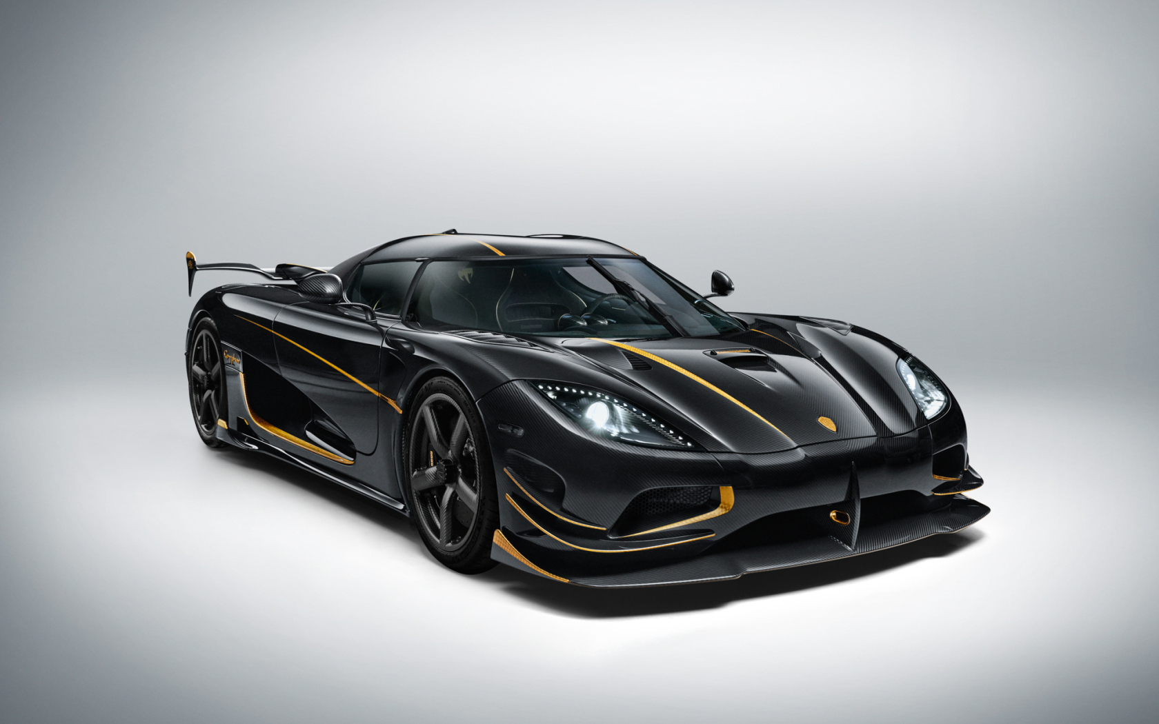 Черный спорткар  Koenigsegg Agera RS Gryphon на сером фоне 