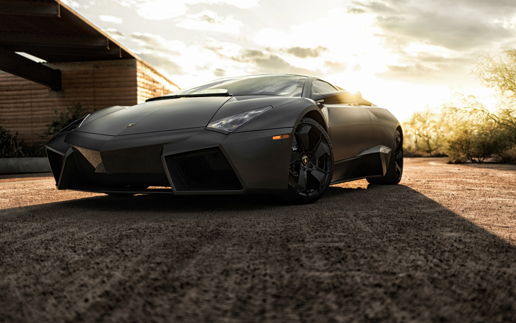 Черный быстрый автомобиль Lamborghini Reventon