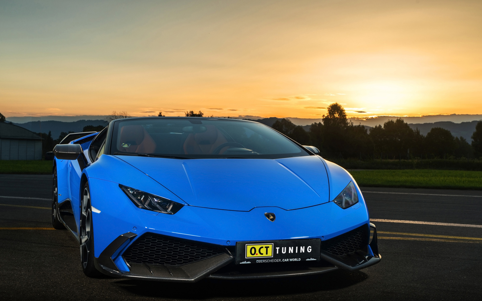 Синий скоростной автомобиль Lamborghini Huracan