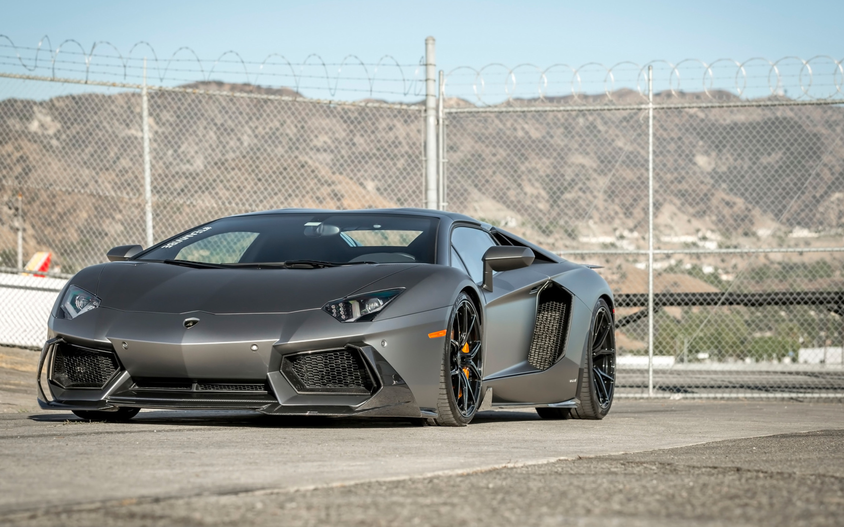 Автомобиль Lamborghini Aventador цвет серебристый металлик