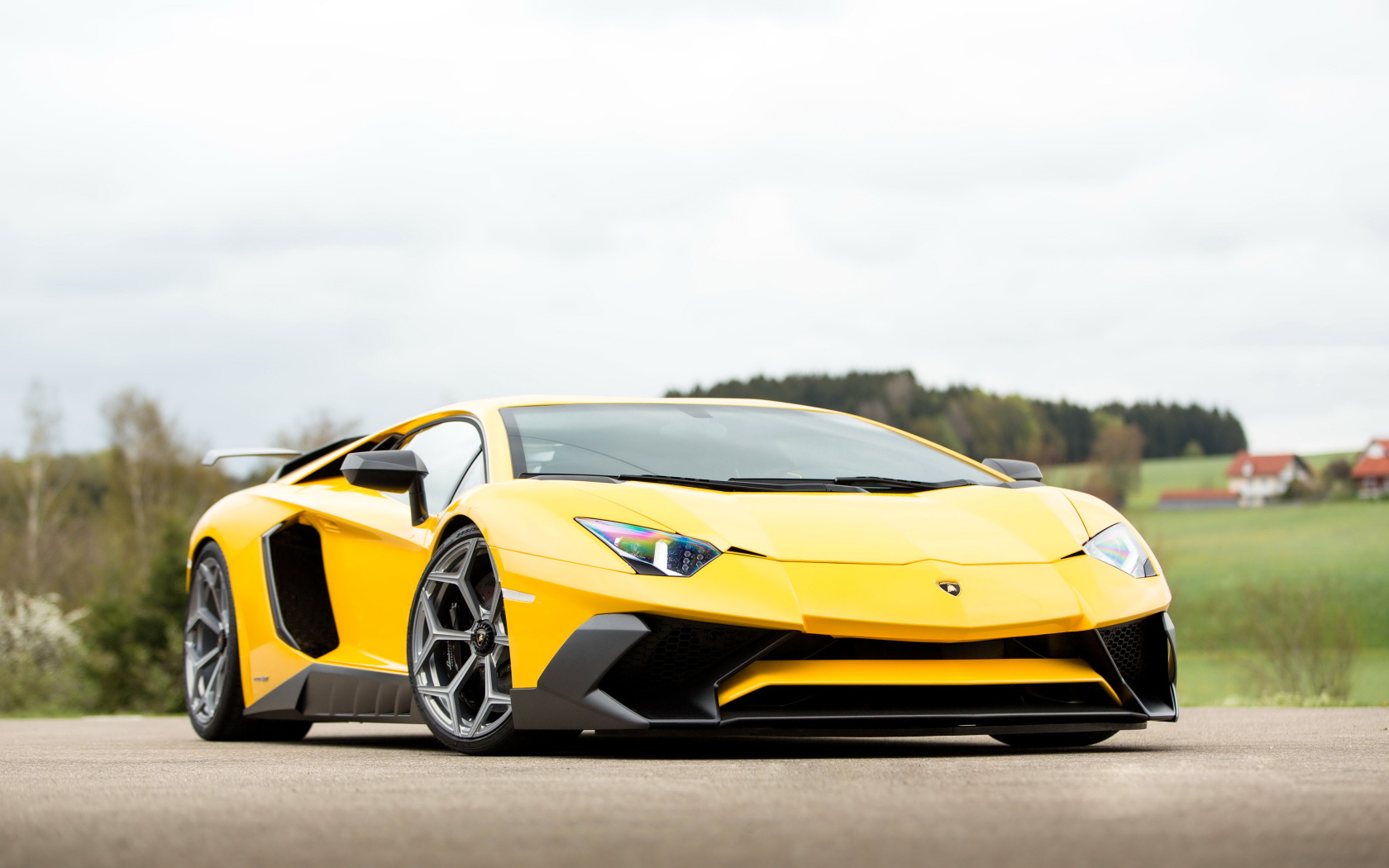 Желтый быстрый автомобиль Lamborghini Aventador Novitec Torado LP 750-4