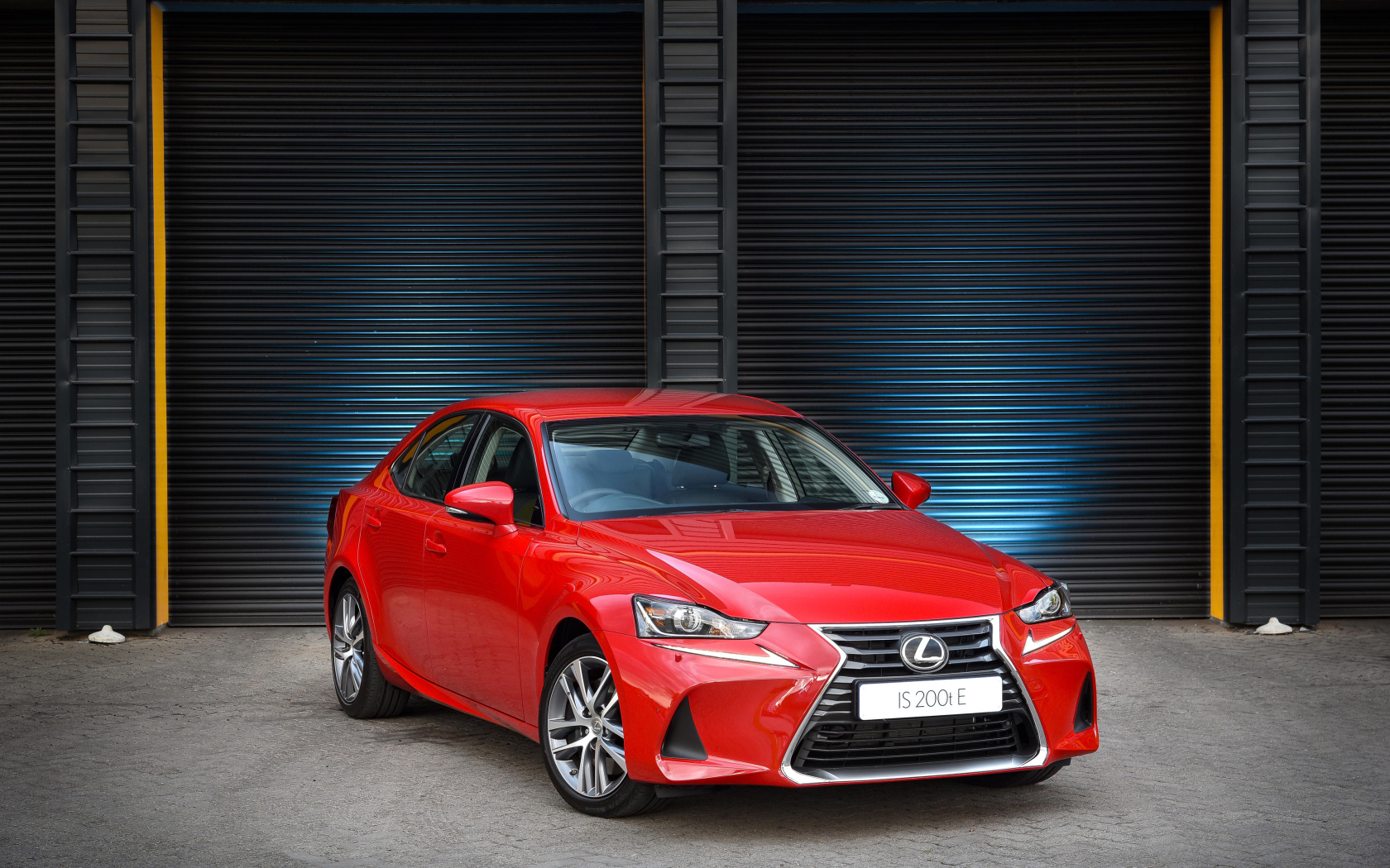 Красный автомобиль Lexus  IS 200t в гараже